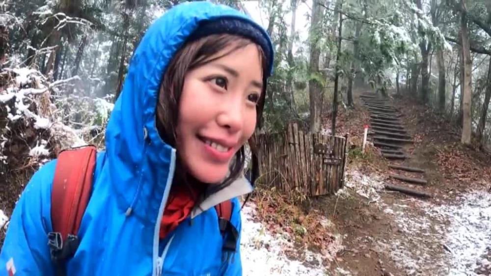 [SORA-394] Super Cold! !! Snowy Mountain Hiking Swallowing